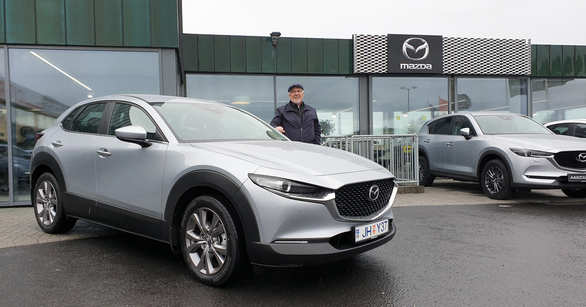 Þorkel Sævar fékk afhentan glæsilegan Mazda CX-30